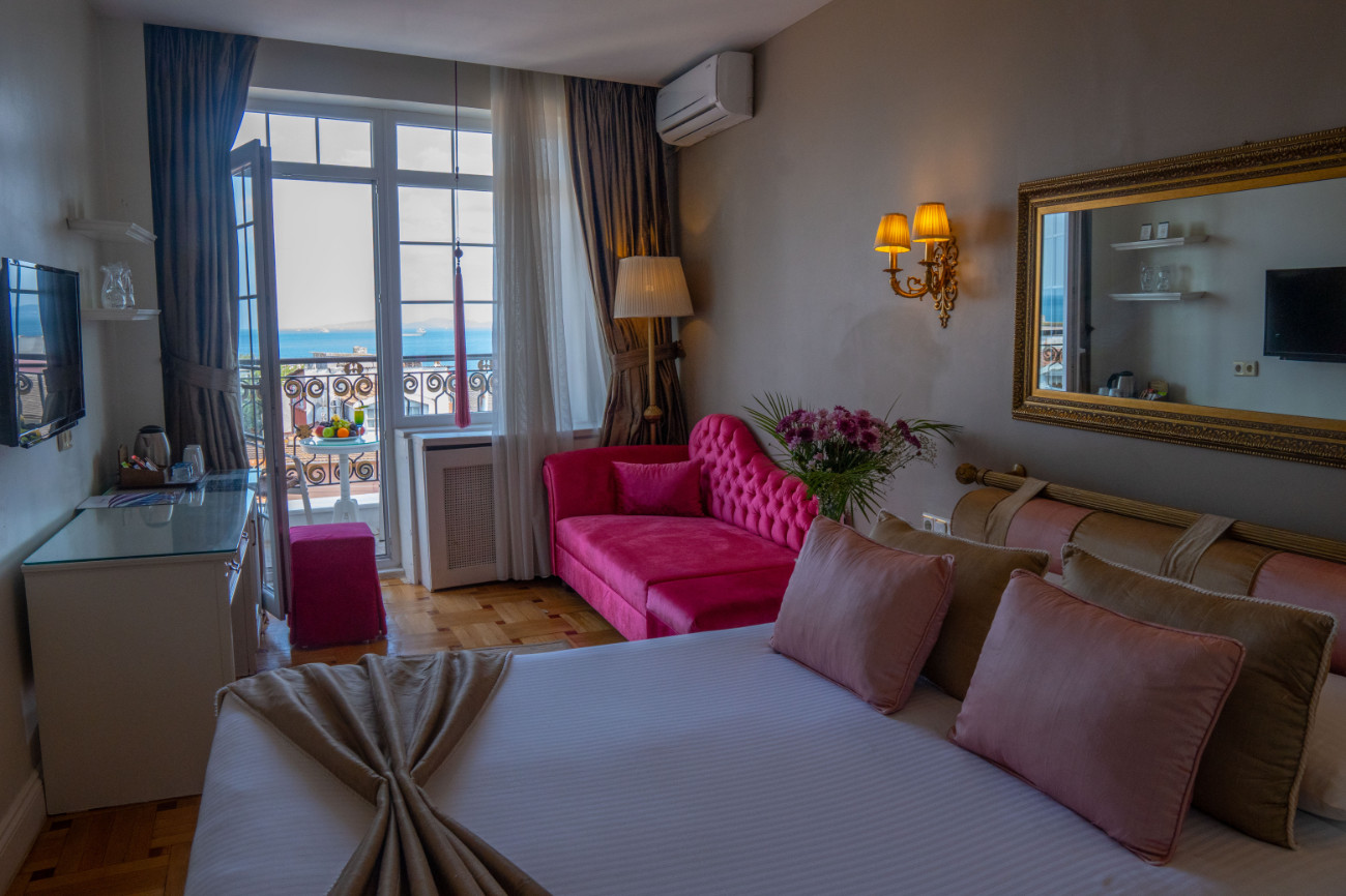 Elegance Single Room with City or Sea view